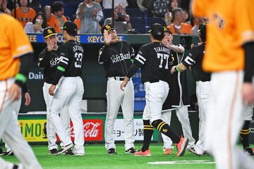きっちり巨人との初戦をものにしたソフトバンク・小久保監督(奥中央)