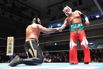 試合後は恩讐を超え、握手をかわしたタイガーマスク(右)とマグヌス