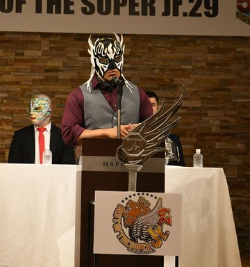  会見に出席したエル・デスペラード（新日本プロレス提供）