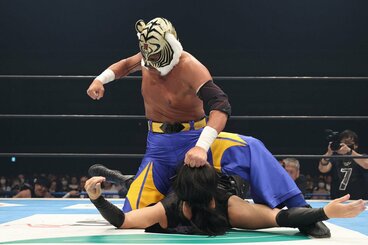 DOUKIに馬乗りでパンチを連発するタイガーマスク