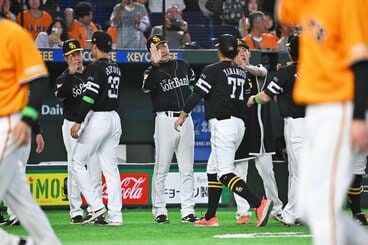 きっちり巨人との初戦をものにしたソフトバンク・小久保監督(奥中央)