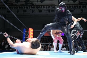 矢野通(左)を執拗に狙ったＴＶ王者のシュン・スカイウォーカー