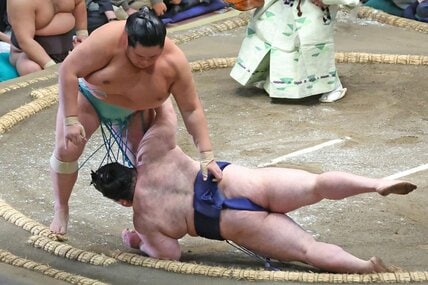 豪ノ山(右)を上手投げで下した琴桜