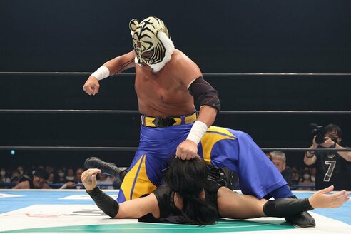 新日本】タイガーマスクが覆面はぎ取られ激高！ DOUKIとのJr.王座戦は