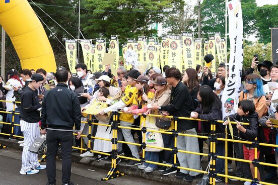 選手のサインを求め、多くのファンが宜野座キャンプに詰めかけているが…(左端は阪神・中野拓夢)