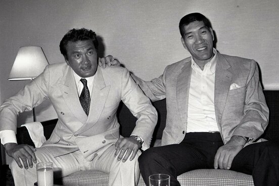 全日本の入団会見を終えた輪島（左）とジャイアント馬場（88年4月）
