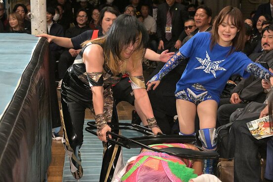 パイプ椅子でSAKI（下）を攻めるジャガー横田