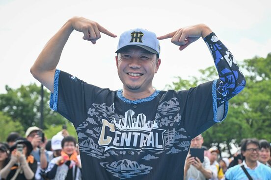 阪神の帽子をかぶった中日の大野雄大