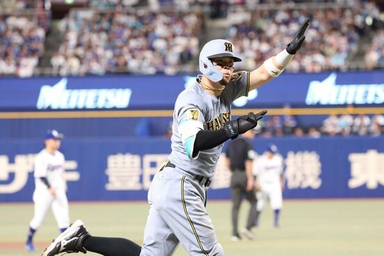 １１日の試合で１本目の本塁打をテラス席に運んだ阪神・佐藤輝
