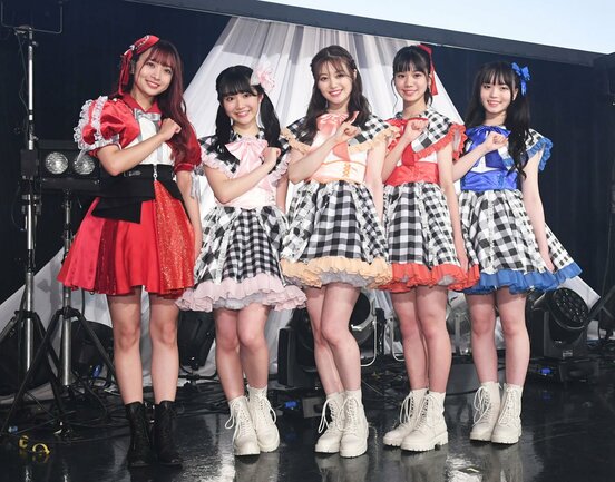  (左から)卒業する渡邉幸愛、新リーダーの阿部夢梨、新メンバーの萩田帆風、竹内ななみ、田中想