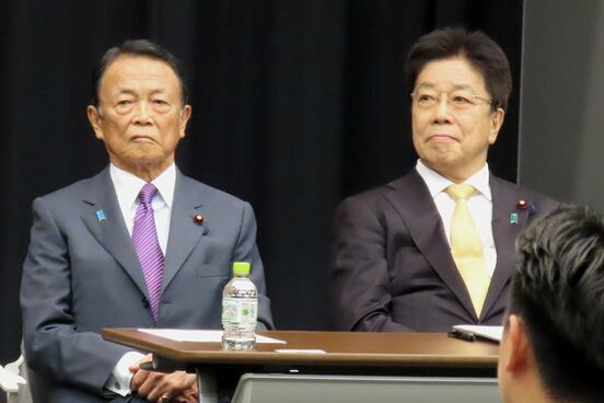 麻生太郎副総裁と会長の加藤勝信前財務相
