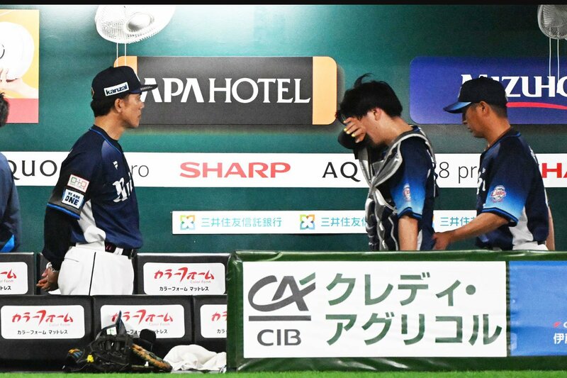 涙しながら引きあげる西武・古市尊(中)