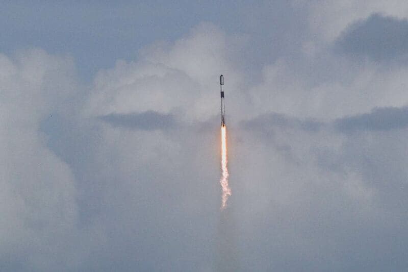 スペースXが打ち上げたファルコン9(ロイター)