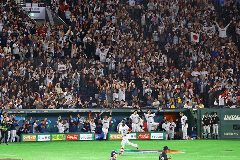 ３回、鈴木誠也の２本目の本塁打に大盛り上がりの日本ベンチとファン