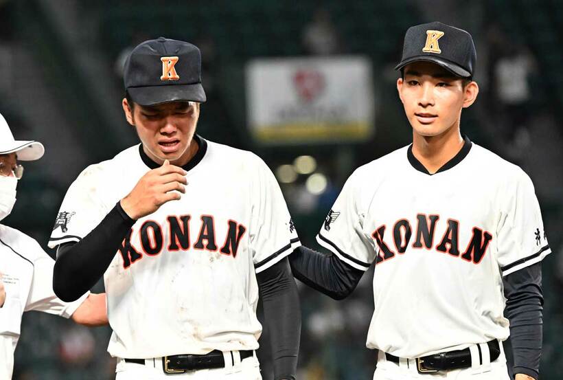  涙が止まらない安座間（左）に声をかける生盛（東スポWeb）