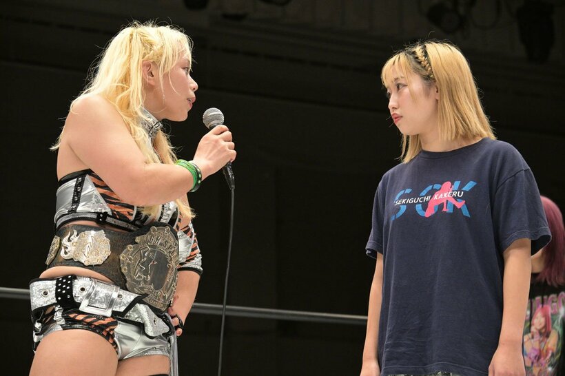 次期挑戦者に真白優希（右）を指名した水森由菜