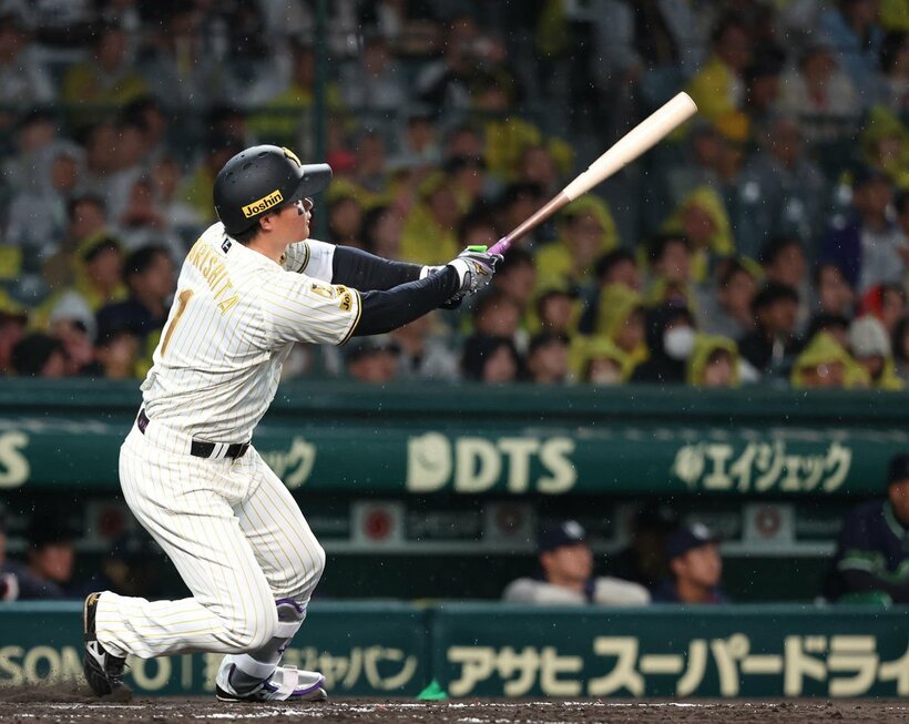 ４回、先制ソロを放った阪神・森下