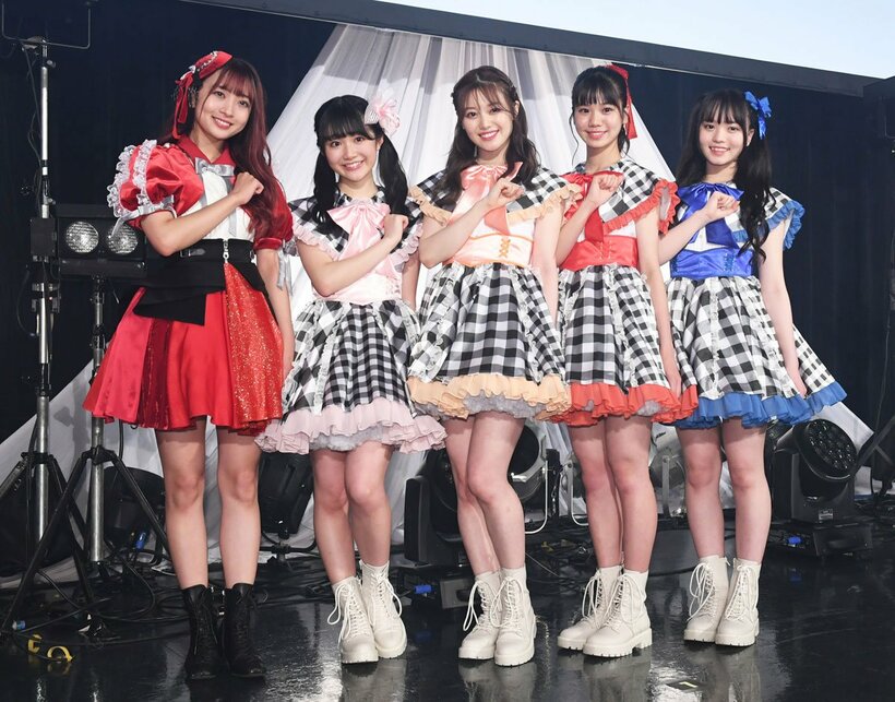  (左から)卒業する渡邉幸愛、新リーダーの阿部夢梨、新メンバーの萩田帆風、竹内ななみ、田中想