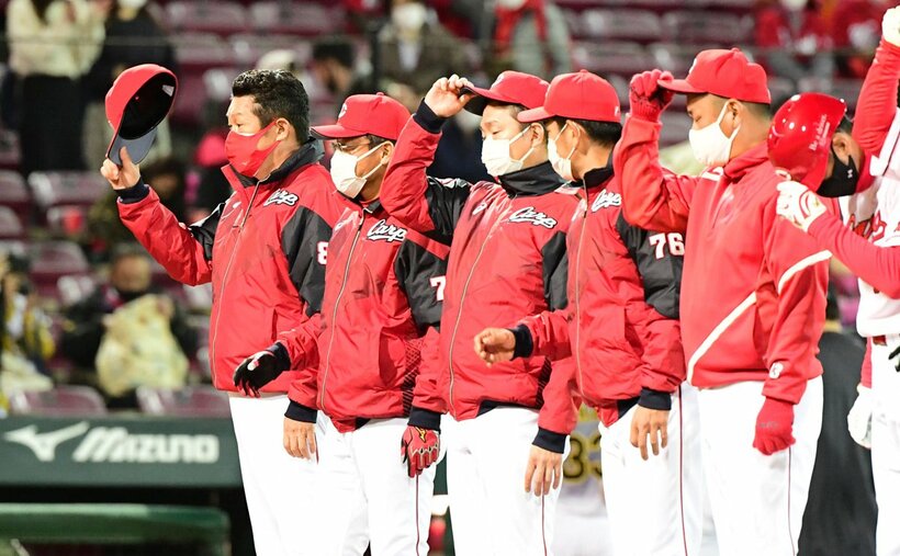  試合後、ファンに一礼する佐々岡監督(左)ら広島ナイン（東スポWeb）