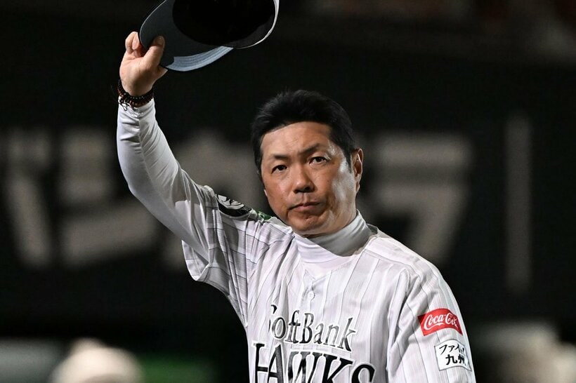 勝利しファンの声援にこたえるソフトバンク・小久保監督