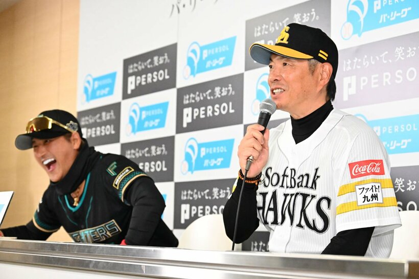 日本ハム・新庄監督（左）と前日会見に臨んだソフトバンク・小久保監督