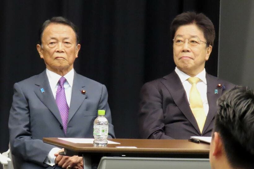 麻生太郎副総裁と会長の加藤勝信前財務相