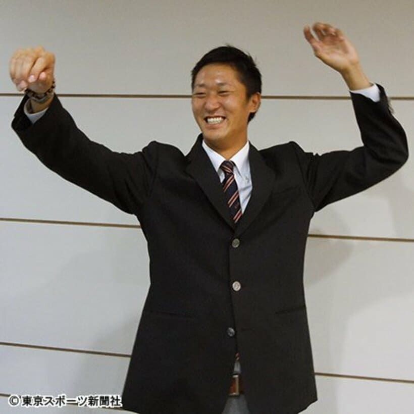 変則フォーム“ばんざい投法”を披露する浜田