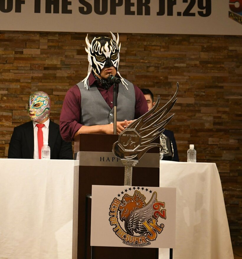  会見に出席したエル・デスペラード（新日本プロレス提供）