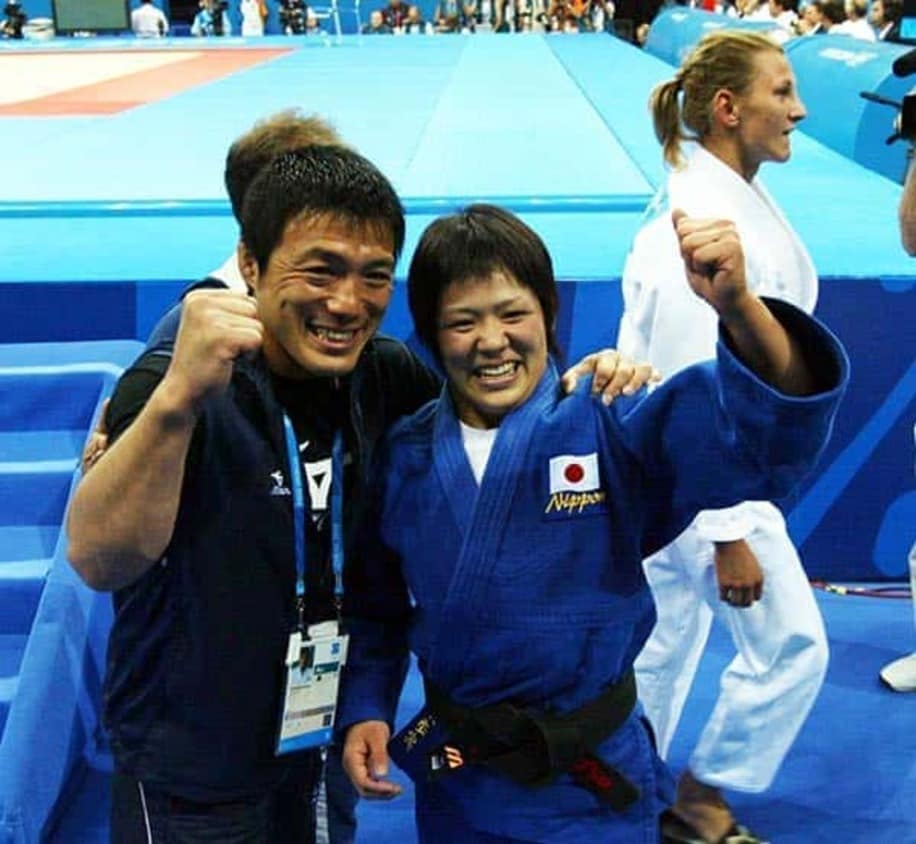  アテネ五輪で金メダルを獲得し師弟でガッツポーズを見せた古賀さんと谷本氏