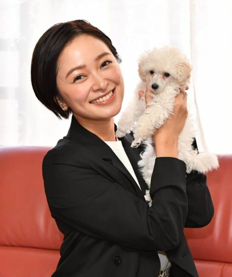  昨年１０月、愛犬を抱いて本紙インタビューに応じた市井紗耶香氏