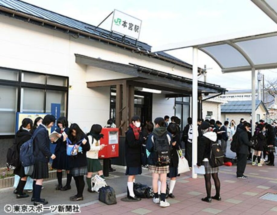 福島県本宮市のＪＲ本宮駅で、東北本線の運転再開を待つ乗客