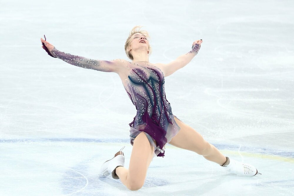 手足を大きく広げるアンバー・グレン