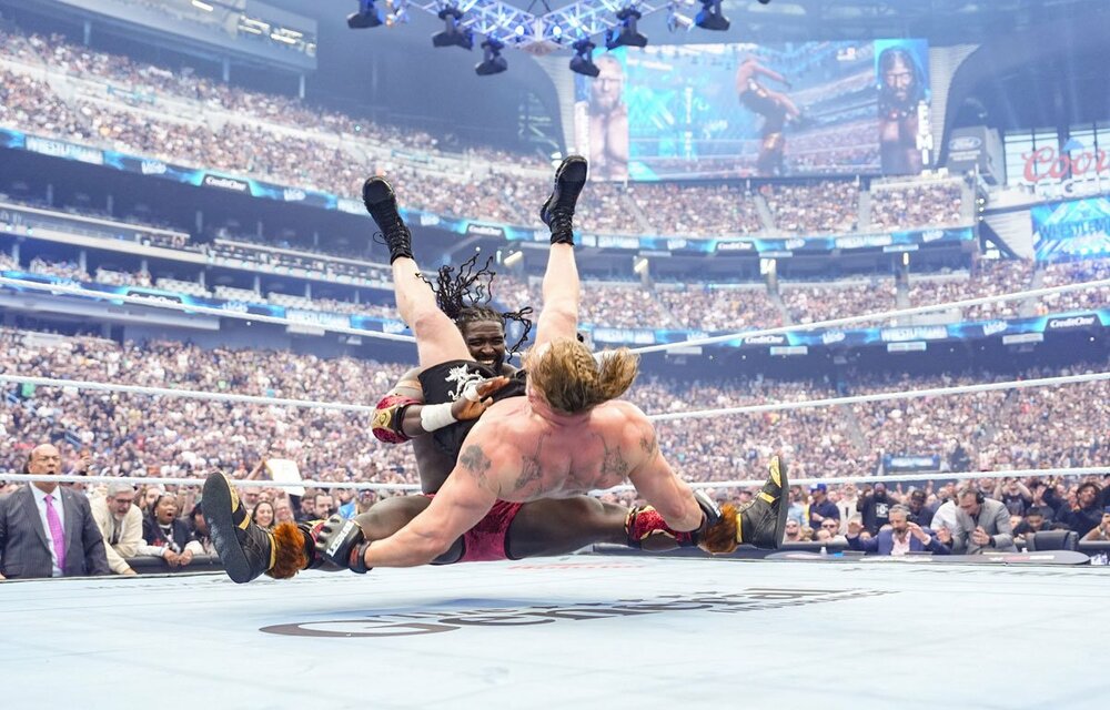 ブロック・レスナーをフォールフロムグレースで叩きつけるオバ・フェミ（©ＷＷＥ）