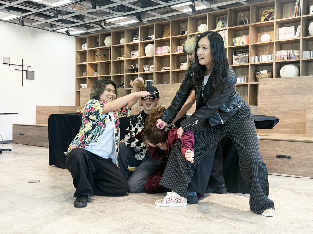 会見で押さえつけられ、CHIAKI(左)に髪を切られた青野未来