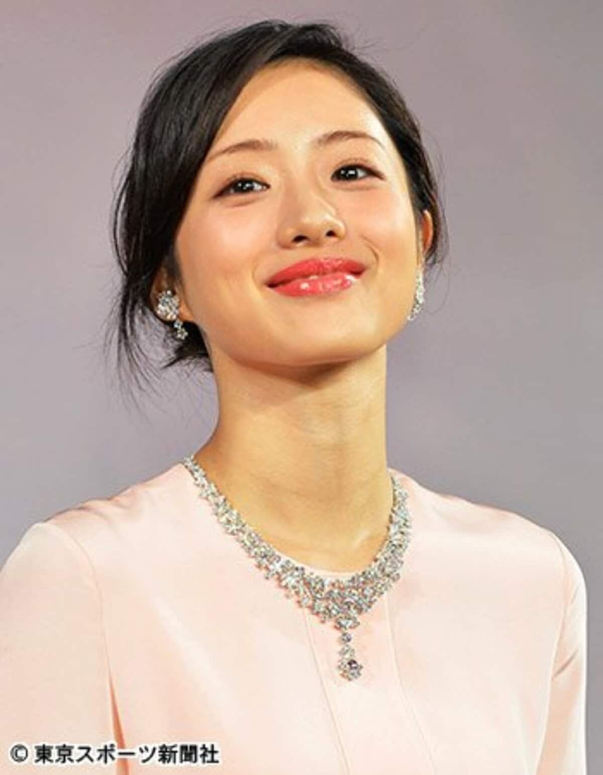 石原さとみ 2億円ネックレス身に着け「理想の恋愛」告白 | 東スポWEB