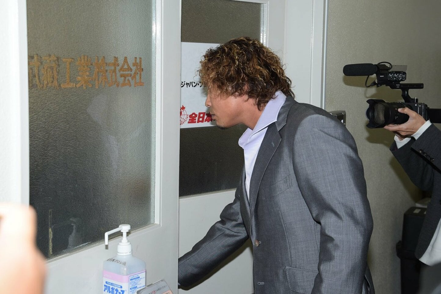 全日本プロレス事務所を訪問する中嶋勝彦