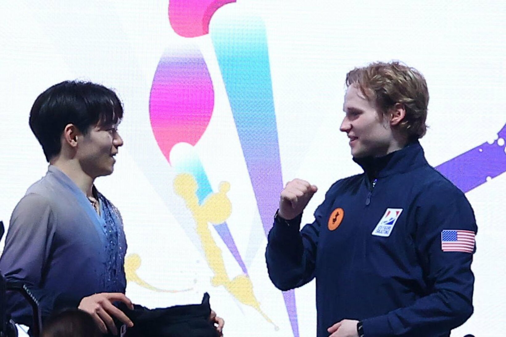 【写真】健闘を称えあう鍵山優真(左)とイリヤ・マリニン(右)