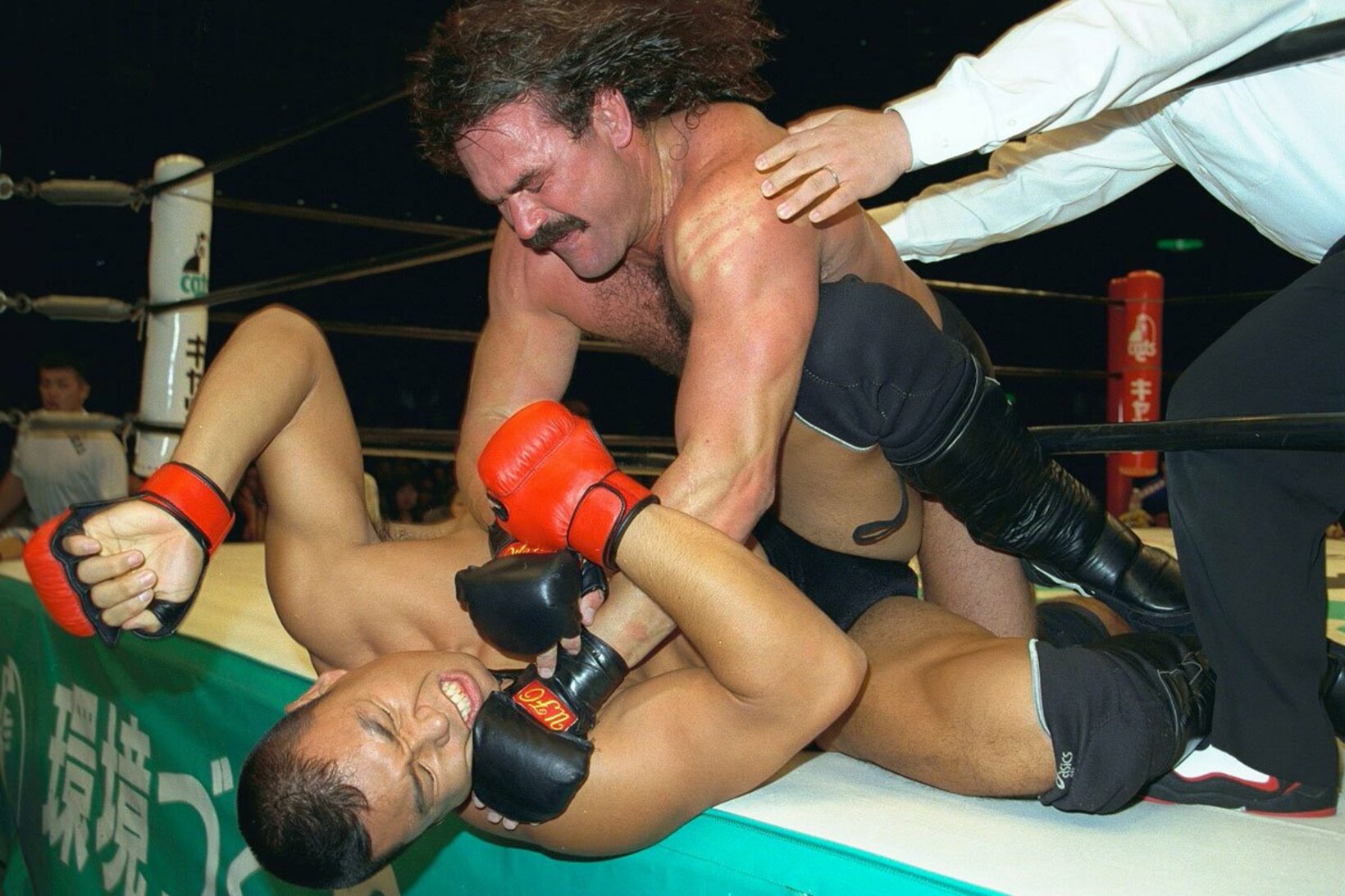 ドン・フライ（右）を相手に大苦戦（９８年１０月）