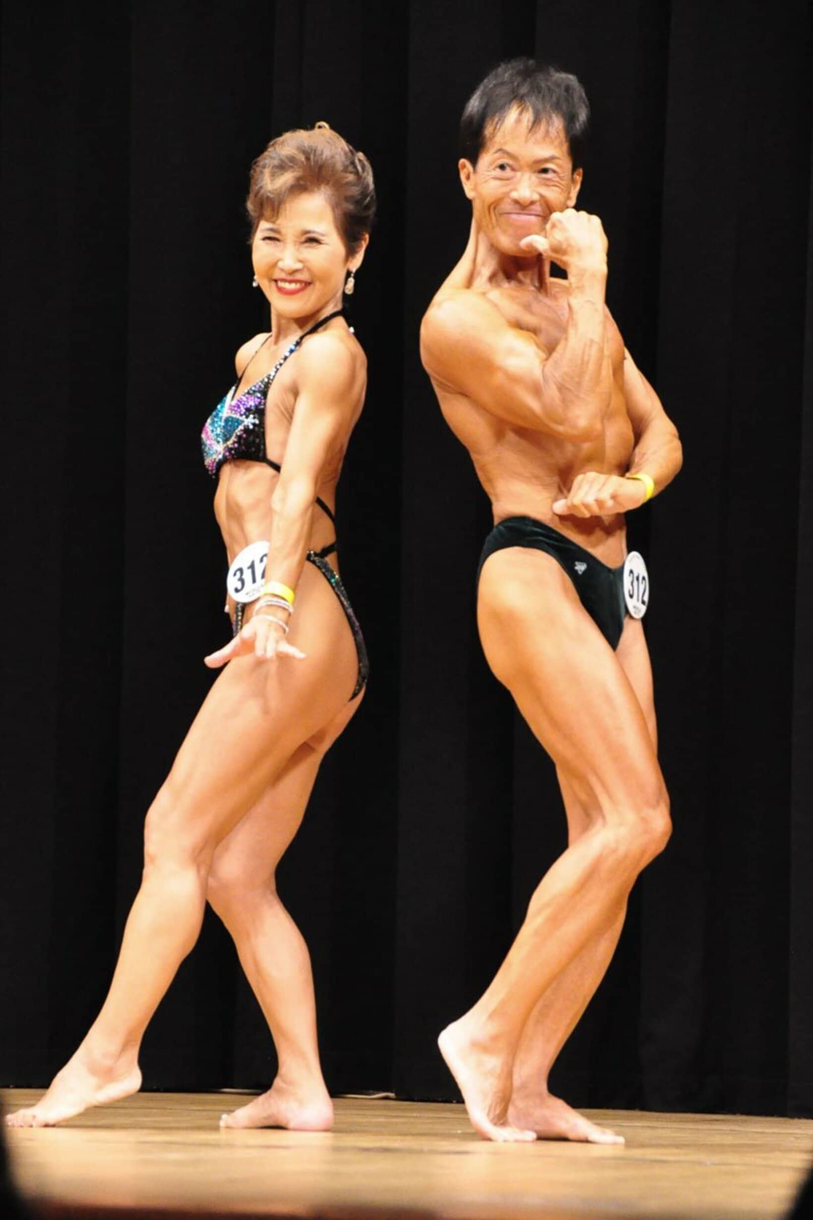 ポーズを決める川北勉(右)と高村奈緒美