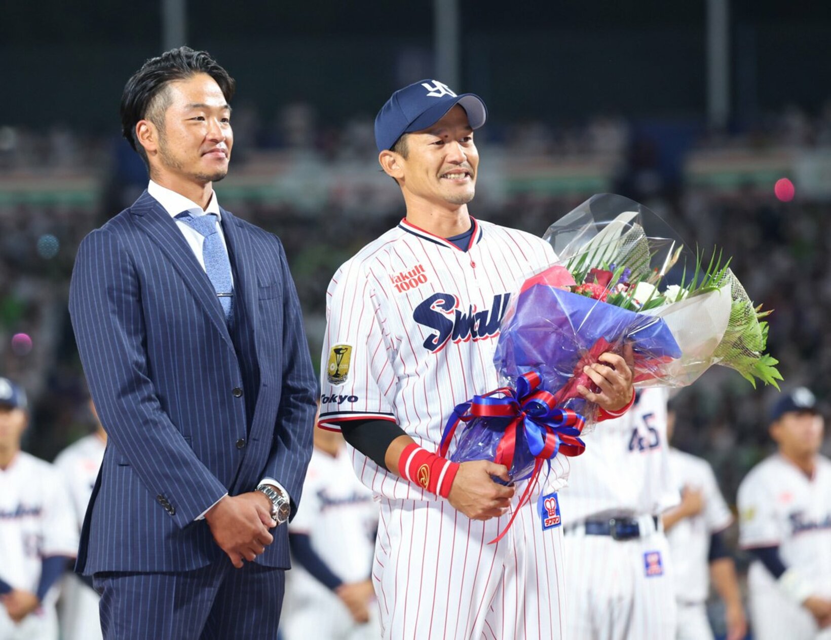 近藤一樹氏から花束を受け取ったヤクルト・坂口