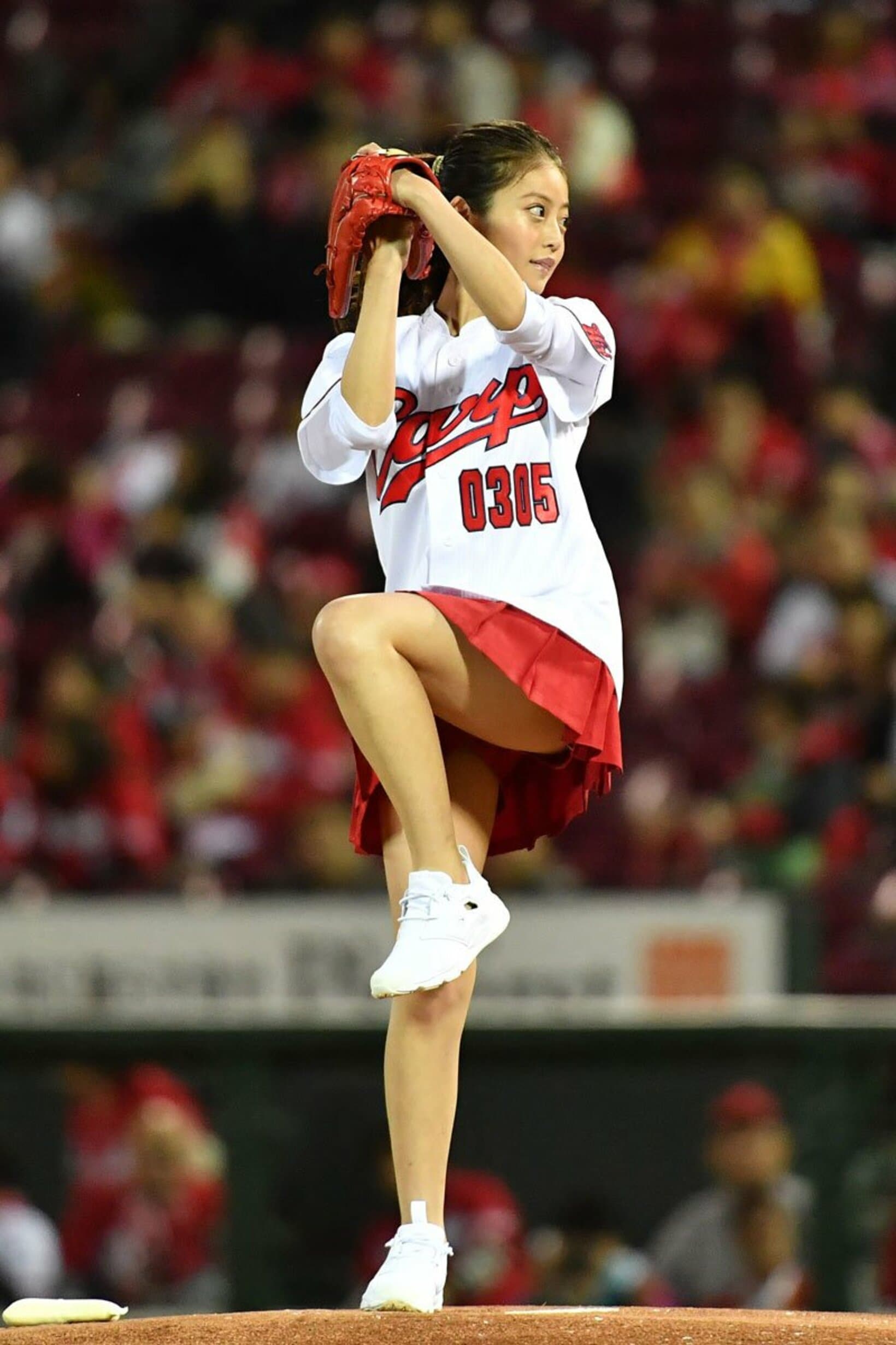 ミニスカート姿で始球式を務める今田美桜（2017年）