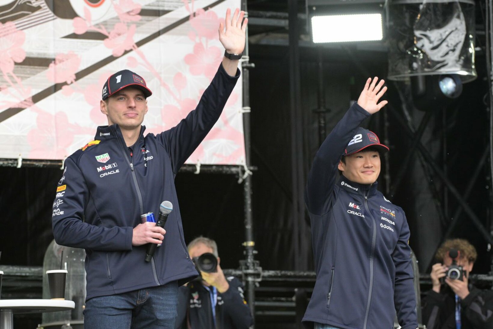 フェルスタッペンと手を振る角田