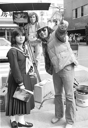  「ねらわれた学園」で主演・薬師丸ひろ子（左）に演技指導する大林監督