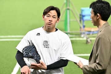 松岡記者の取材を受けるソフトバンク・鈴木豪太