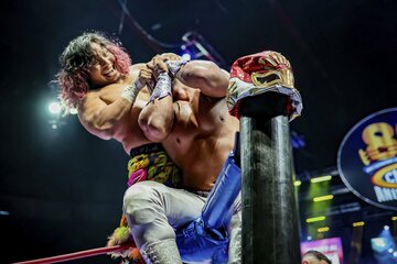 ミスティコのマスクに手をかける高橋ヒロム(C) CMLL／Alexis Salazar