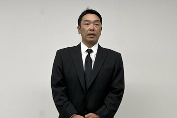 会見で辞任を表明する阿部慎之助前監督