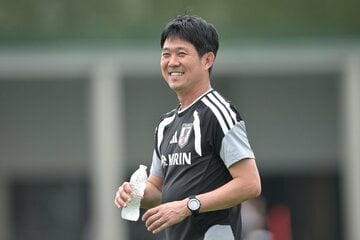 練習を見守る森保監督