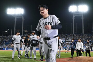 試合後、神宮の巨人ファンにあいさつを行った橋上監督代行