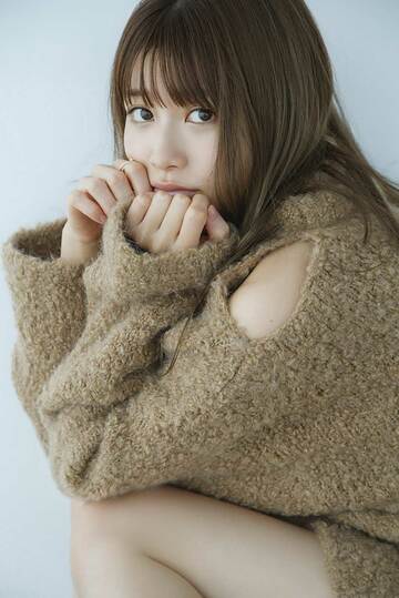  初写真集で大人っぽい表情を見せる生見愛瑠