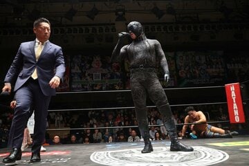 退団を表明したシュン・スカイウォーカー（中）と困惑する斎藤GM（左）　